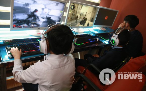 SOS: Есөн настай хүү 20 хоног PC тоглоомын газарт амьдарчээ