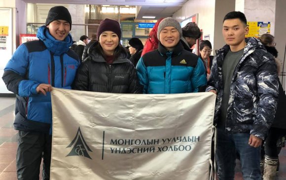 Монголын уулчид мөсөнд авиралтын дэлхийн цомын цуврал тэмцээнүүдэд оролцоно