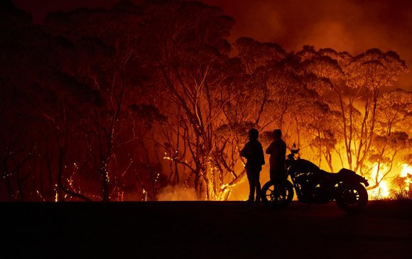 Австралийн түймрийг өсвөр насныхан тавьжээ