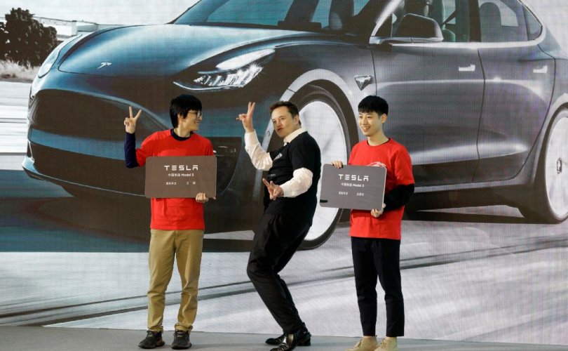 Теслагийн үйлдвэрийн нээлтэд Элон Маск бүжиглэжээ