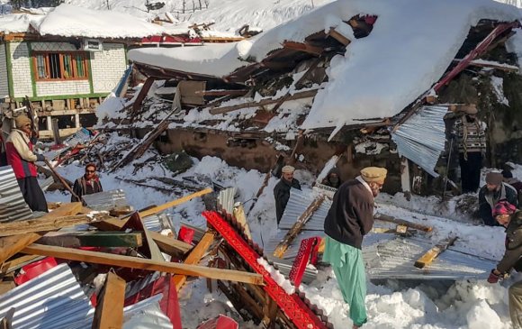 Пакистаны цасан нуранги 77 хүний аминд хүрлээ