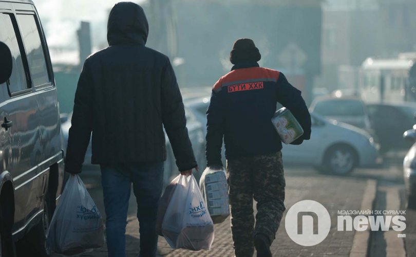 “Хүмүүс дайн болох гэж байгаа юм шиг л хүнсээ базааж байна”