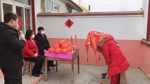 Хятад хосын зочидгүй хуримын ёслол хоёрхон минут үргэлжилжээ