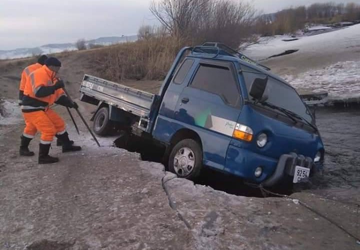 Мөсөнд цөмөрсөн тээврийн хэрэгслийг гаргав