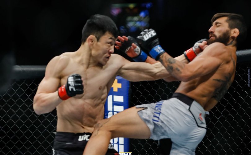 UFC: Д.Батгэрэл өрсөлдөгчөө хүнд цохилтоор яллаа