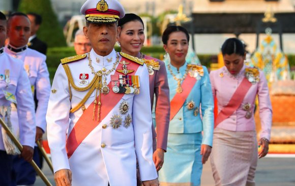 Тайландын хаан 20 татвар эмийн хамт тансаг зочид буудалд тусгаарлагджээ