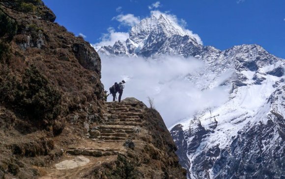 Хэдэн зуун уулчин Гималайд гацжээ
