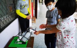Тайванийн бага ангийн сурагчид бактер устгагч робот зохион бүтээв