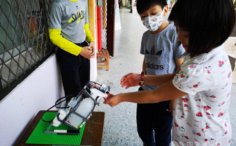 Тайванийн бага ангийн сурагчид бактер устгагч робот зохион бүтээв