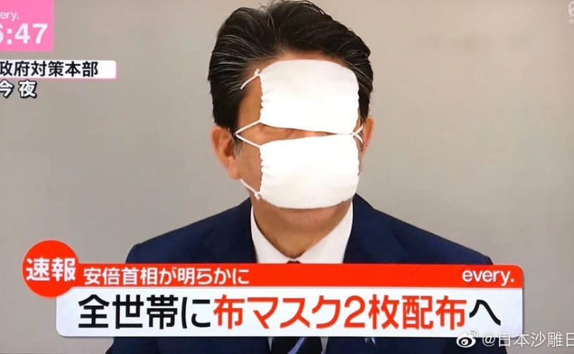 Абэ Шинзогийн “Өрх бүрт 2 маск” мэдэгдэл япончуудыг бухимдуулж байна