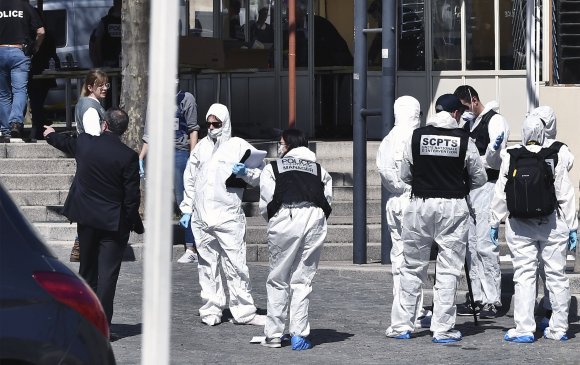 Мусульман эрэгтэй Францад хоёр хүнийг хутгалж хөнөөжээ