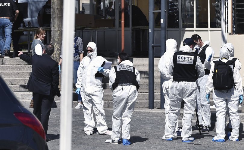 Мусульман эрэгтэй Францад хоёр хүнийг хутгалж хөнөөжээ