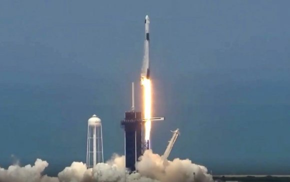“SpaceX”-н түүхэн нислэгээр “NASA”-гийн хоёр нисэгч хөөрөв