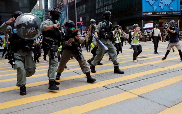 Хонгконгод олон арван тэмцэгчийг баривчилжээ
