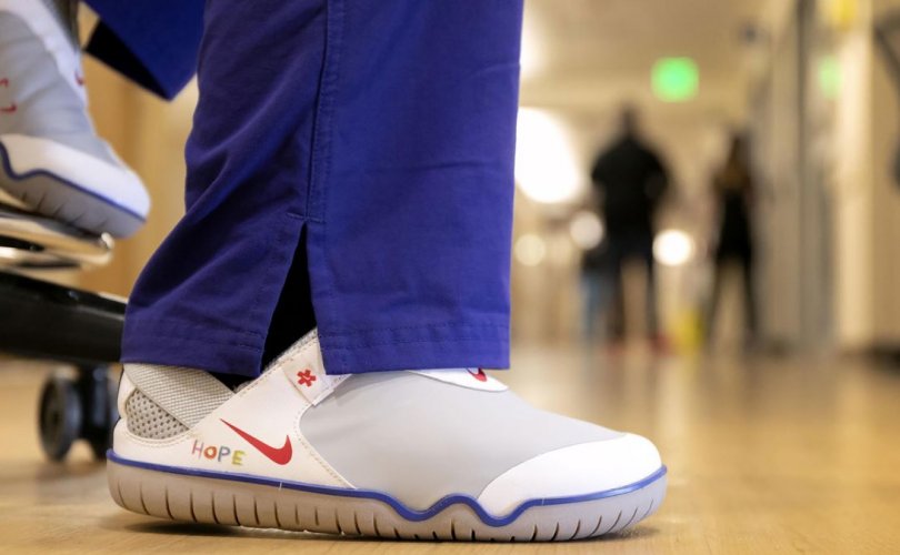 “Nike” эмнэлгийн ажилчдад 30 мянган гутал хандивлана