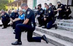 ФОТО: Америкийн цагдаа нар өвдөг сөгдөн уучлалт гуйжээ