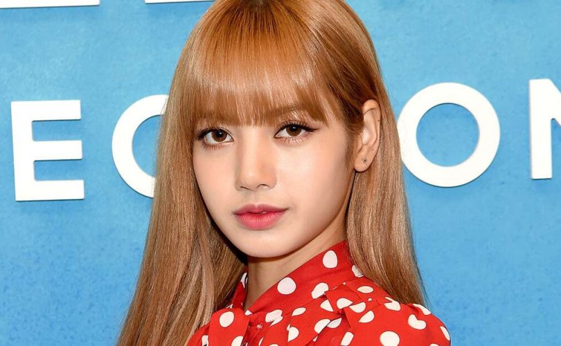 Blackpink хамтлагийн Лиза 1 тэрбум вон алджээ