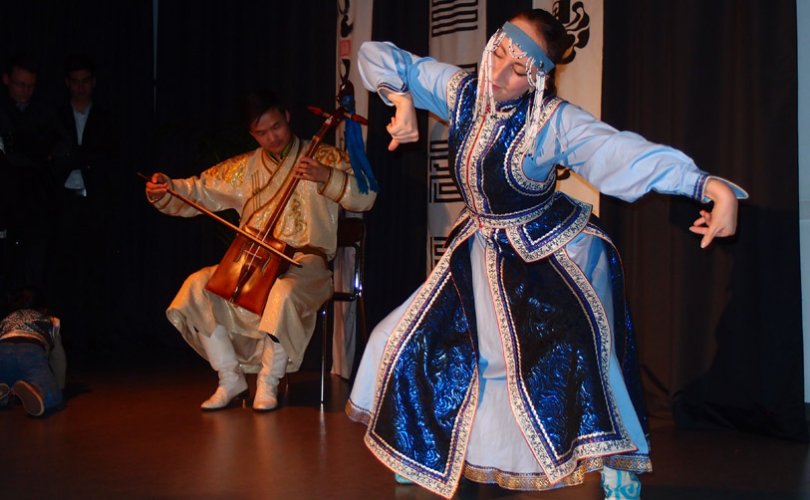 Дэлхийд монгол бүжгийг сурталчилж яваа франц бүсгүй