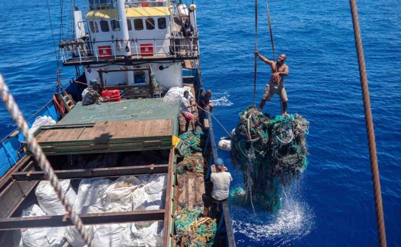 Номхон далайгаас 103 тонн хог хаягдлыг гарган авчээ