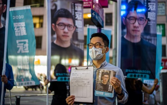 Хонгконгийн ардчилсан хөдөлгөөний тэмцэгч гадаад руу дүрвэжээ