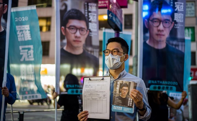 Хонгконгийн ардчилсан хөдөлгөөний тэмцэгч гадаад руу дүрвэжээ