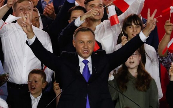 Польшийн Ерөнхийлөгч утсаар тоглосон орос эрд итгэж бүхнээ ярьжээ