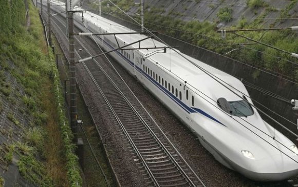 Япон: Газар хөдлөх үед ч аюулгүй зорчих хурдны галт тэрэг явж эхлэв