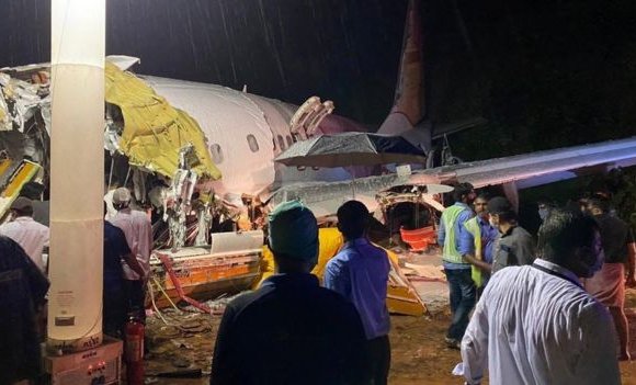 Энэтхэгийн 190 хүнтэй чартер нислэг осолдож, 20 хүн амиа алдав