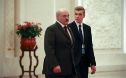 Лукашенко 16 настай хүүгээ өөрөөсөө салгахаа байжээ