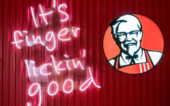 KFC цар тахлын улмаас “Хуруугаа долоом амттай” уриагаа сольжээ