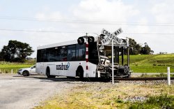 Шинэ Зеландад сургуулийн автобус галт тэрэгтэй мөргөлджээ