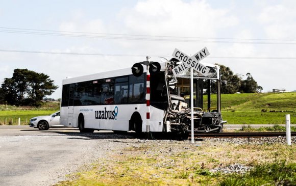 Шинэ Зеландад сургуулийн автобус галт тэрэгтэй мөргөлджээ