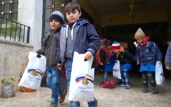 Сири хүүхдүүдэд сансрын нисэгчдийн хоолыг бэлэг болгон өгчээ