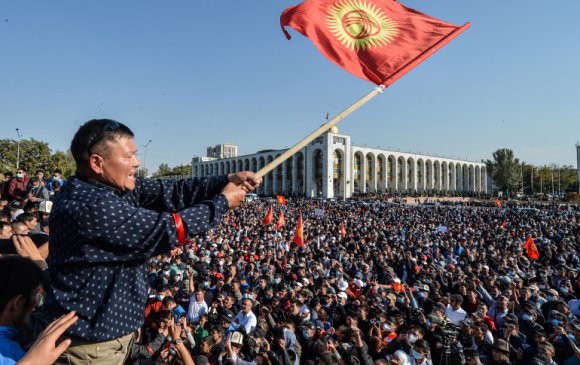 Киргизстанд төр эргэх салхи босов
