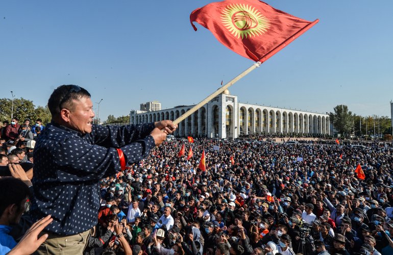 Киргизстанд төр эргэх салхи босов