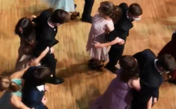 Цар тахлын "дүрэм"-ээс болж сурагчид нуруугаа нийлүүлэн бүжиглэжээ
