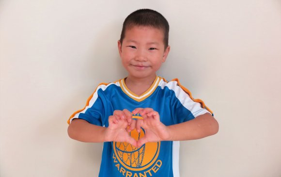 Таван настай, монгол хүү Кайманы арлаас эрүүл болоод ирнэ