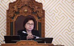 Анх удаа эмэгтэй гишүүн чуулганы хуралдааныг даргалж байна