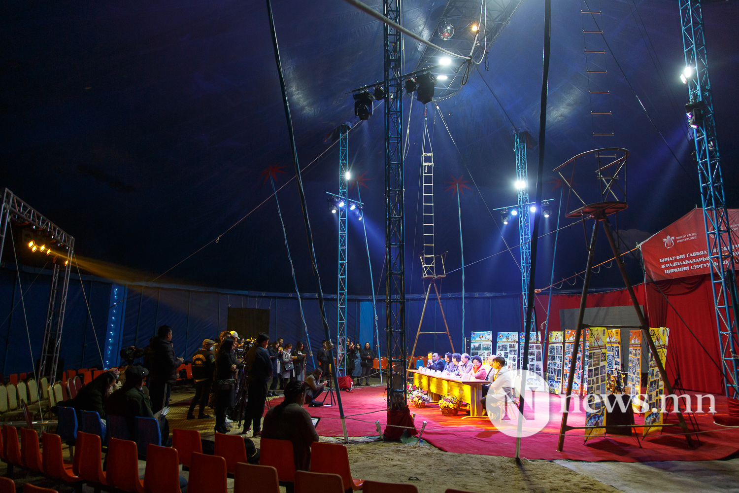 Майхан цирк дээр циркчид мэдээлэл хийж байна 80 жил (10 of 20)