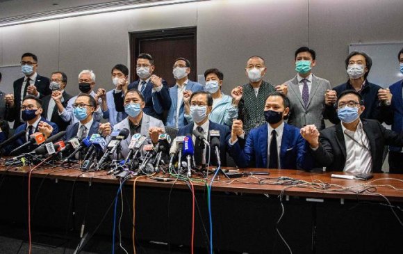 Хонгконг: Ардчиллыг дэмждэг хууль тогтоогчид нийтээрээ огцорлоо
