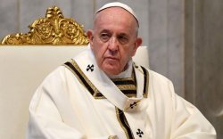 Ватикан Пап лам нүцгэн зураг дээр “зүрх” дарсан эсэхийг шалгахыг хүсчээ
