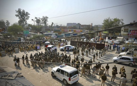 Энэтхэг тариачид шинэ хуулийг эсэргүүцэж, цагдаа нартай мөргөлдлөө
