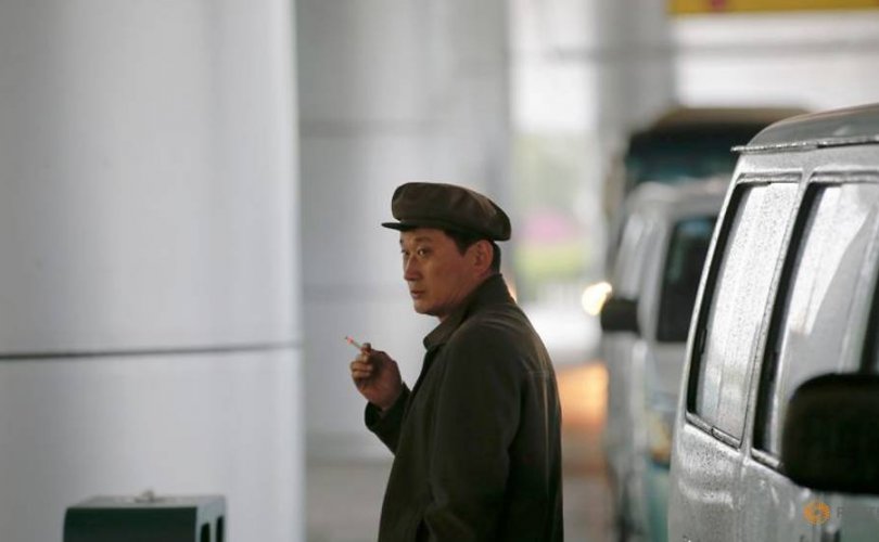 Хойд Солонгост олон нийтийн газар тамхи татахыг хориглов