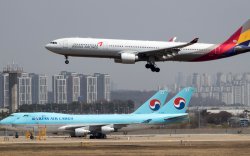 "Korean Air", "Asiana Airlines" нэгдэж мега компани болно