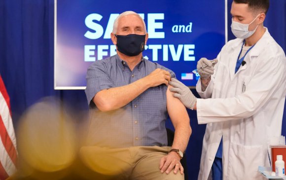 АНУ-ын дэд Ерөнхийлөгч камерын өмнө вакцин хийлгэв