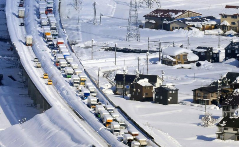 Японд зам түгжирч, 1000 гаруй хүн зам дээр хоножээ