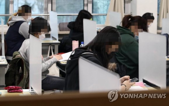 Өмнөд Солонгост хагас сая сурагч шалгалтаа өгч байна