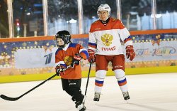 Путин есөн настай хүүгийн мөрөөдлийг биелүүлжээ