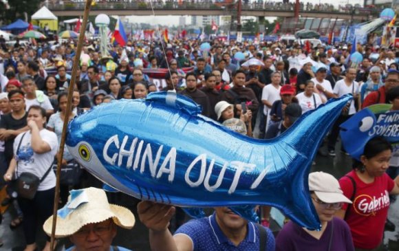 Хятадын хуулийг эсэргүүцэн филиппинчүүд жагсаж байна