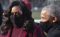 Барак Обамаг олон хүн тэвэрлээ гэж эхнэр нь унтууцжээ
